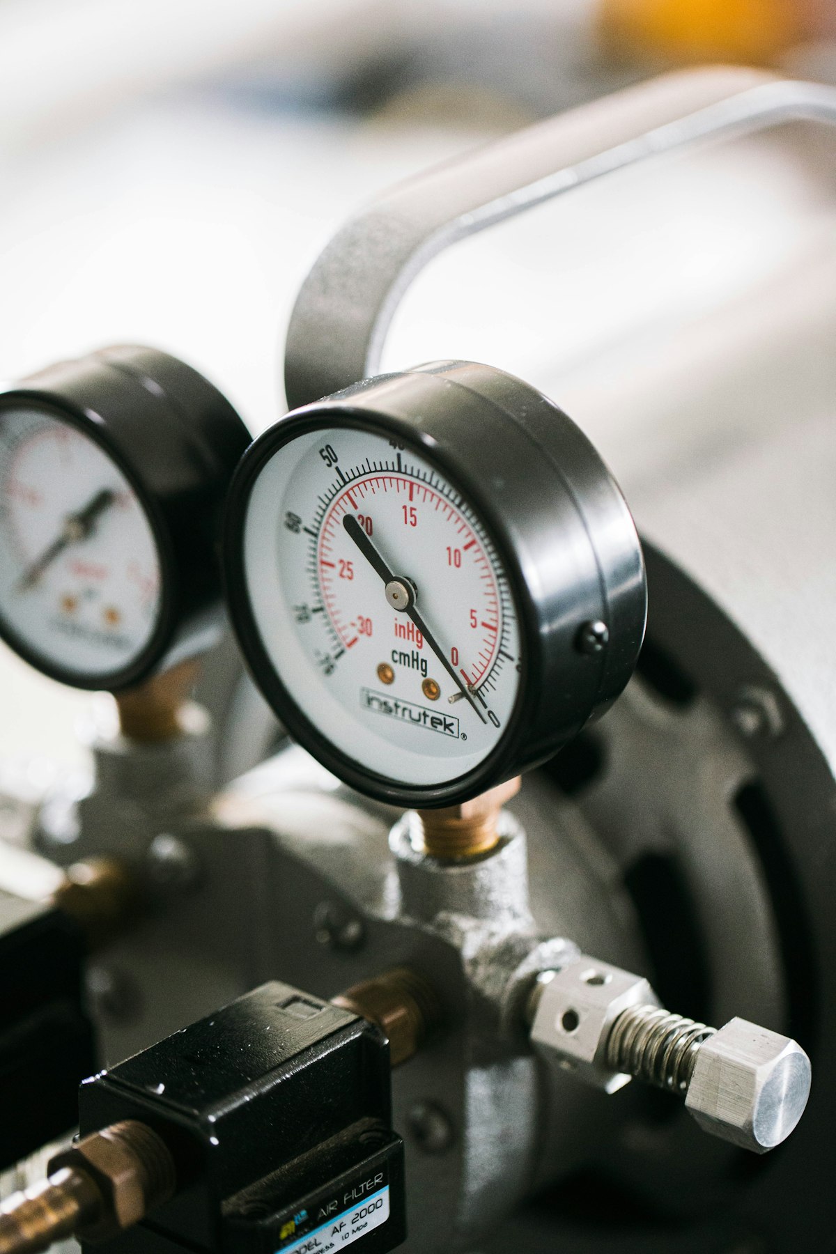 Pressure gauges used for air conditioning diagnostics